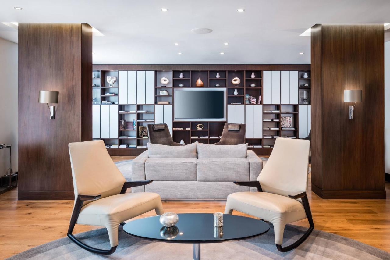 Baku Marriott Hotel Boulevard Eksteriør billede The Club lounge at London Heathrow Airport