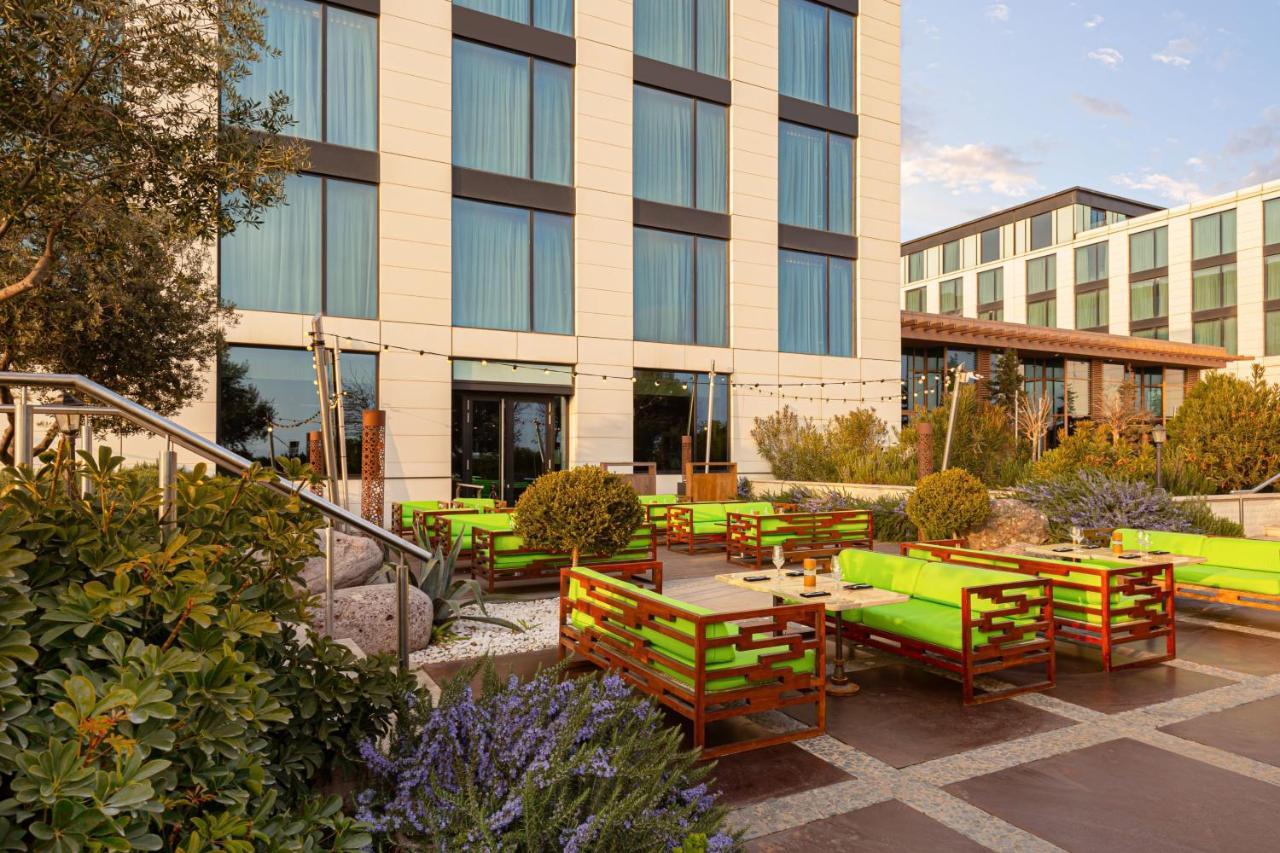 Baku Marriott Hotel Boulevard Eksteriør billede The hotel's outdoor lounge