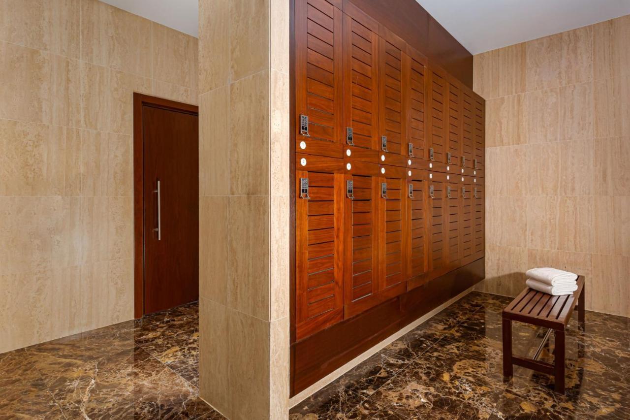 Baku Marriott Hotel Boulevard Eksteriør billede A locker room at a spa