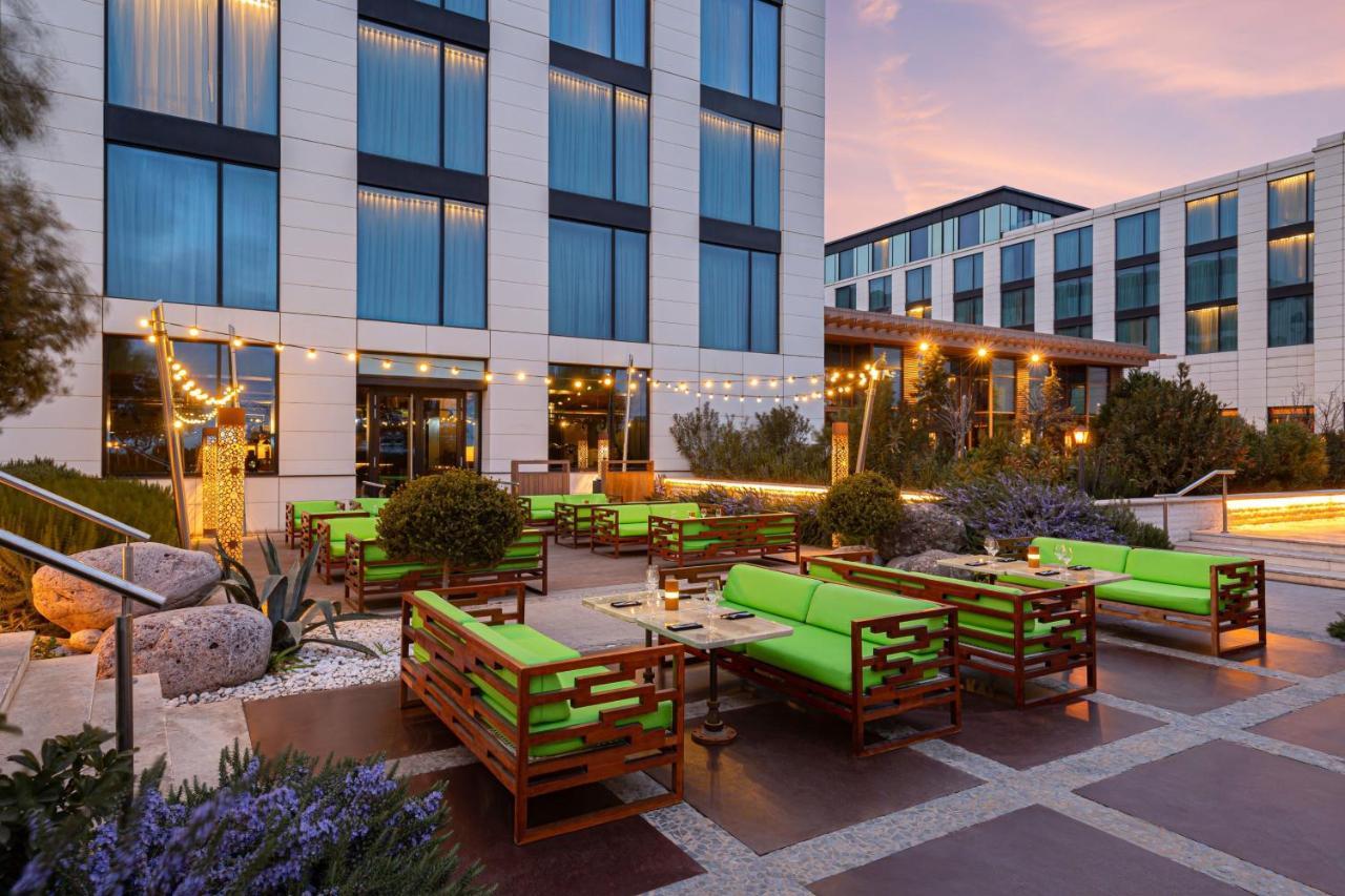 Baku Marriott Hotel Boulevard Eksteriør billede The hotel's outdoor lounge