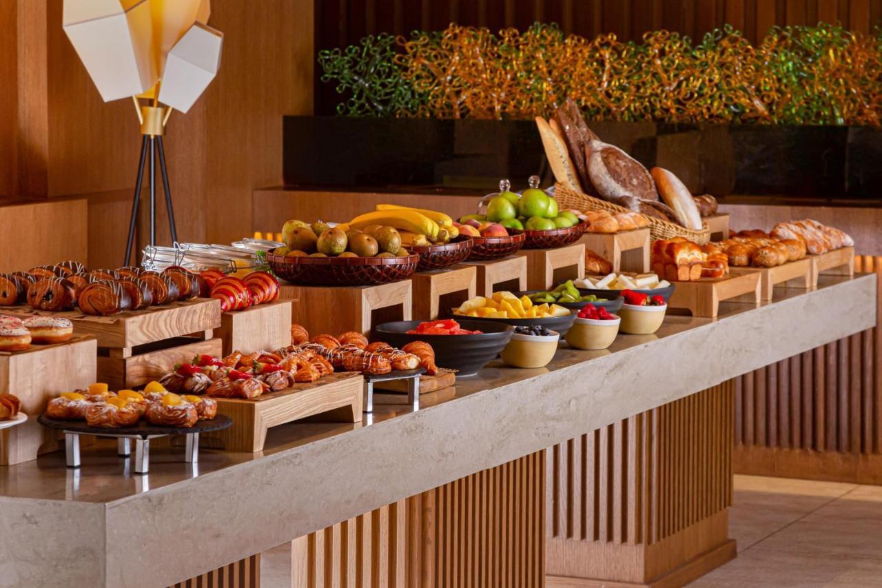 Baku Marriott Hotel Boulevard Eksteriør billede A buffet at a hotel