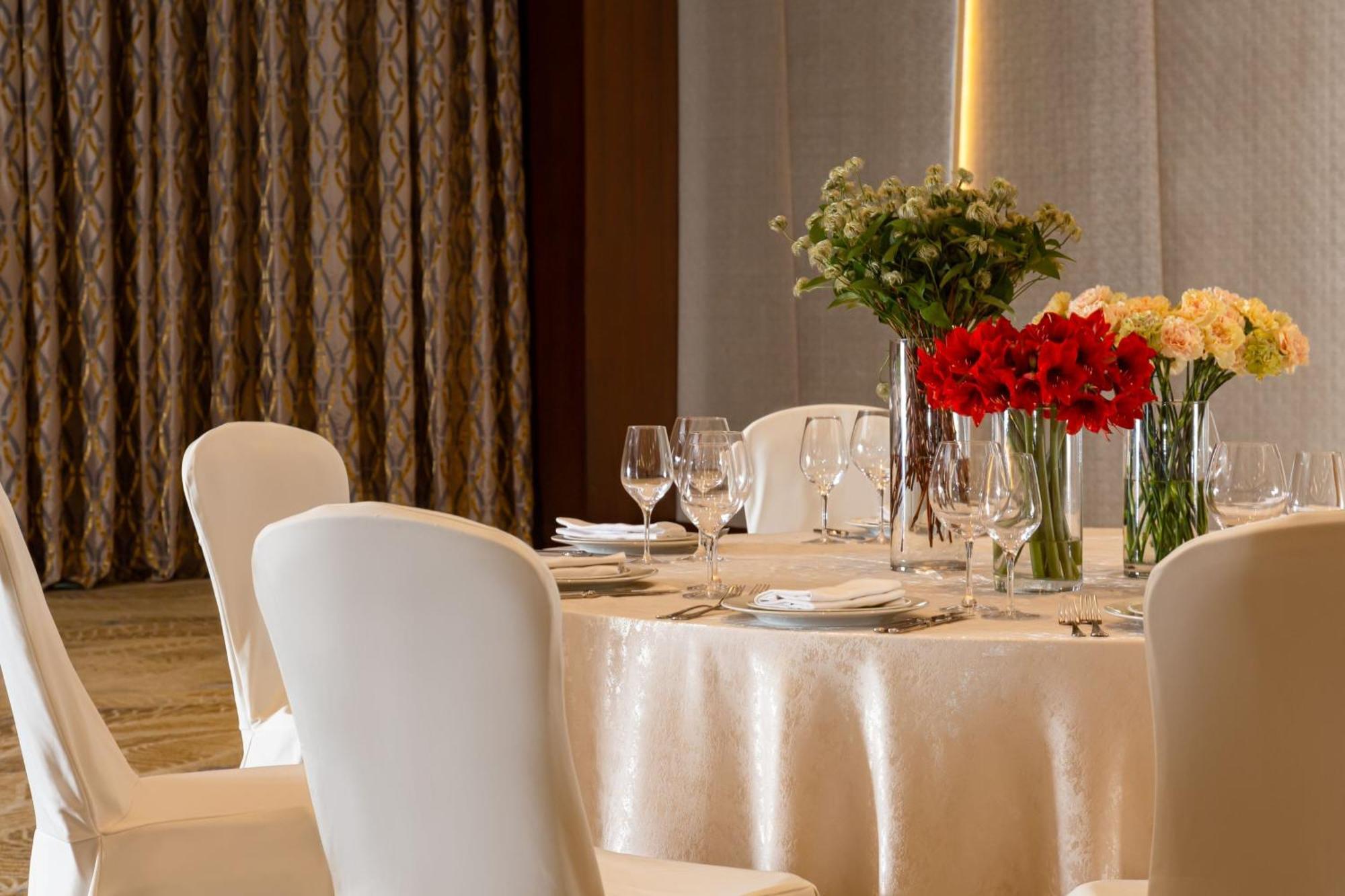 Baku Marriott Hotel Boulevard Eksteriør billede A table set for a formal dinner