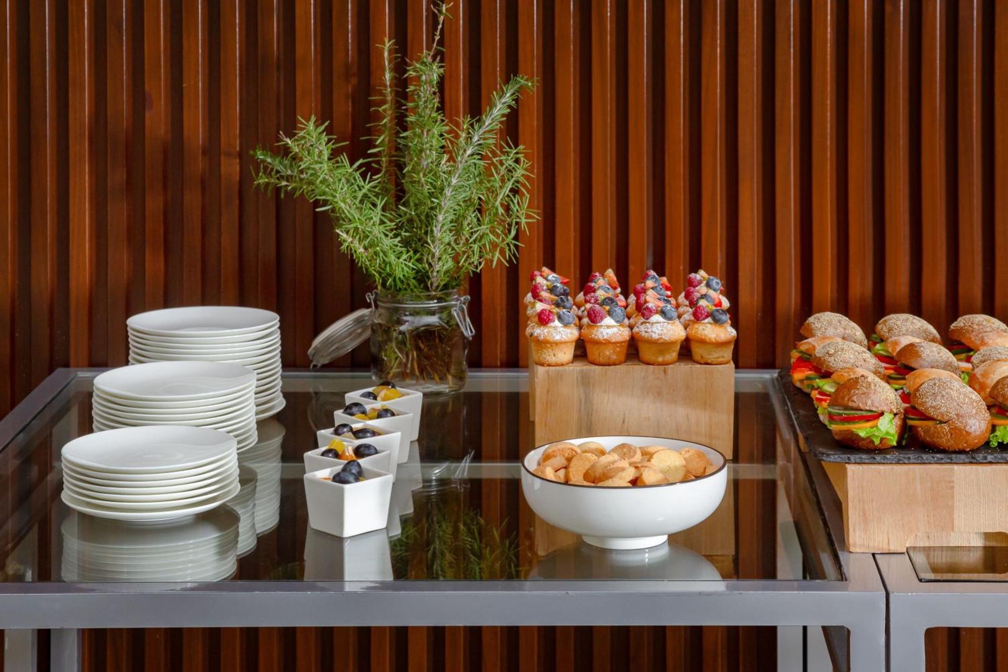 Baku Marriott Hotel Boulevard Eksteriør billede A buffet table with a selection of desserts