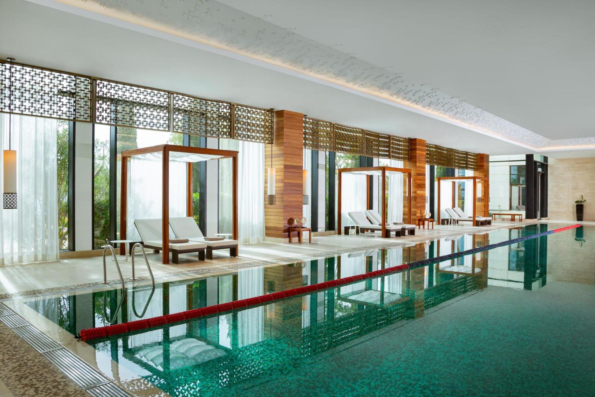 Baku Marriott Hotel Boulevard Eksteriør billede The swimming pool at the hotel