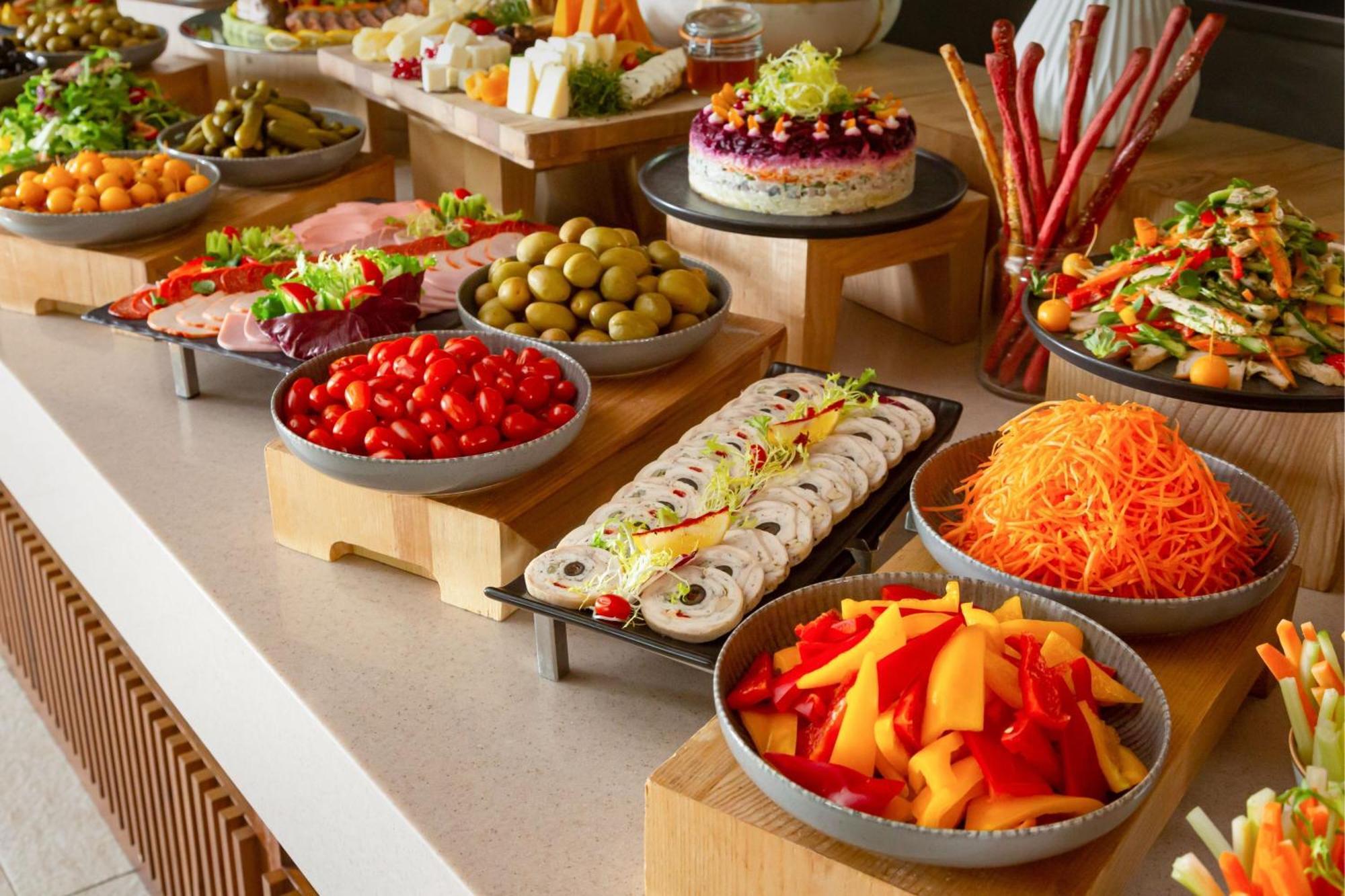 Baku Marriott Hotel Boulevard Eksteriør billede A buffet at a hotel