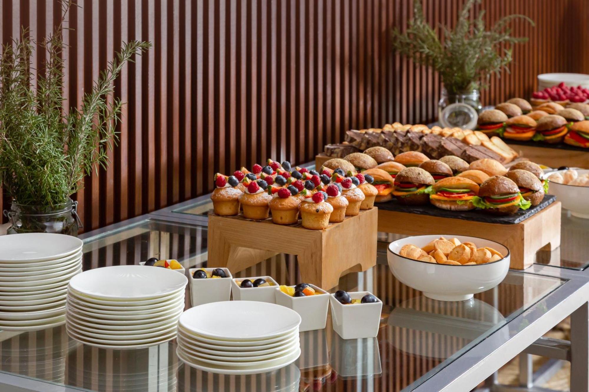 Baku Marriott Hotel Boulevard Eksteriør billede A buffet