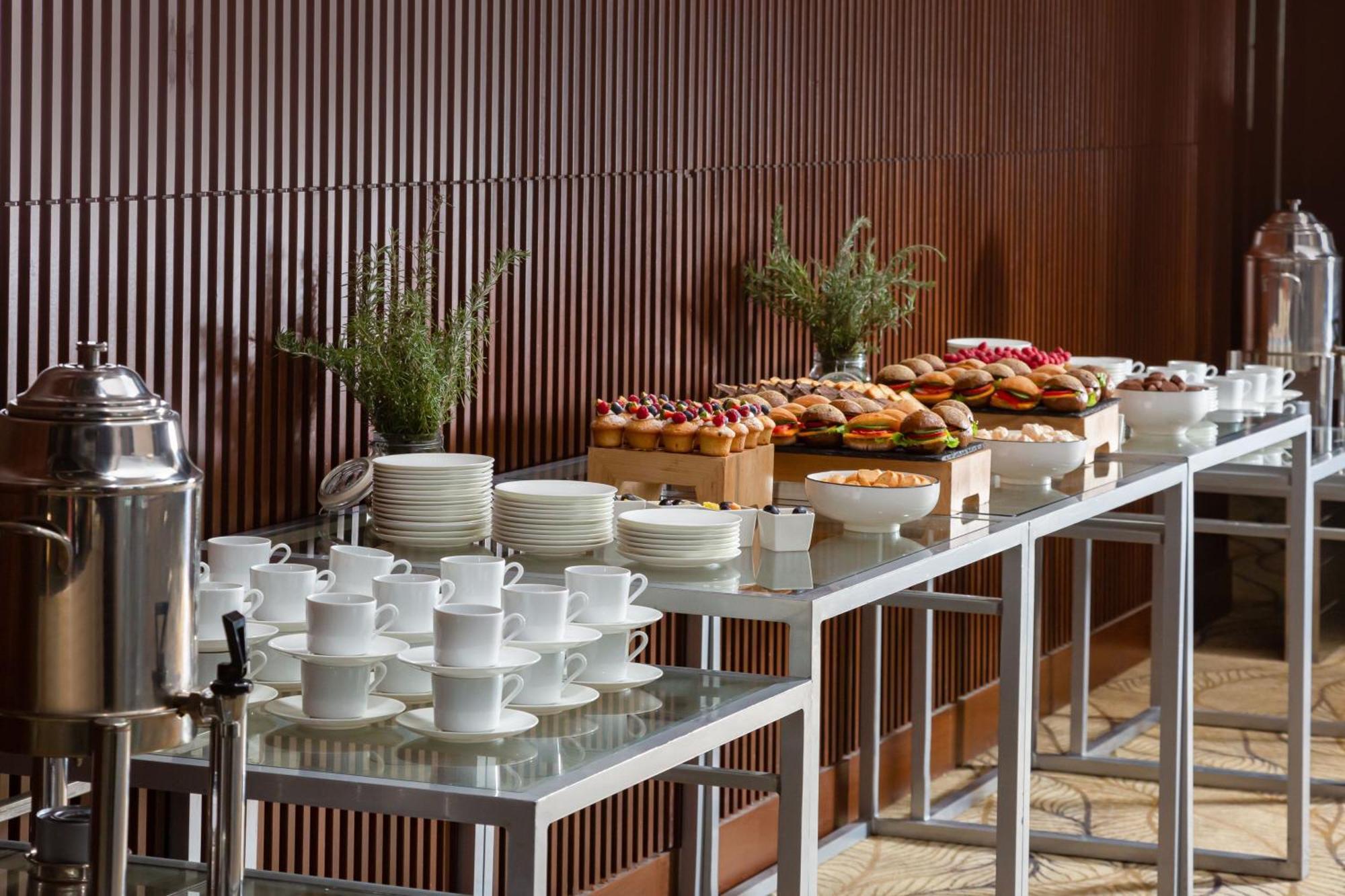 Baku Marriott Hotel Boulevard Eksteriør billede A buffet table