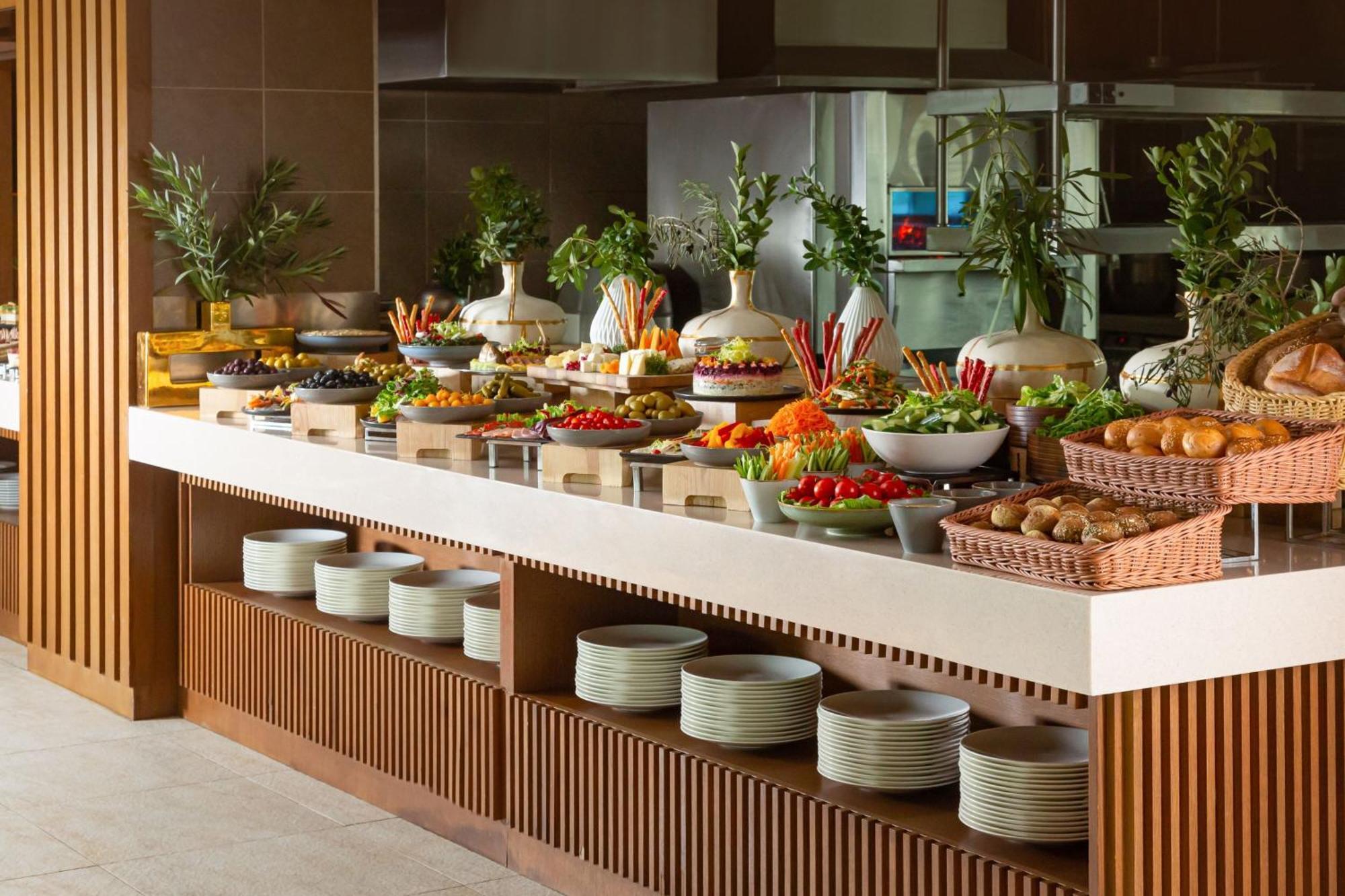 Baku Marriott Hotel Boulevard Eksteriør billede A buffet at a hotel
