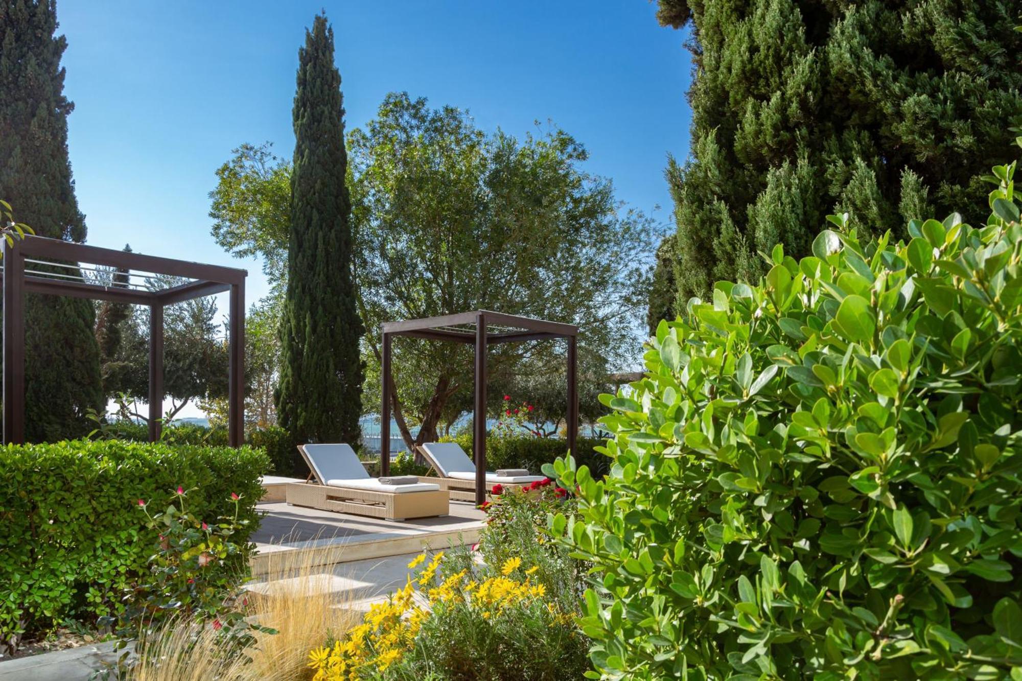 Baku Marriott Hotel Boulevard Eksteriør billede The gardens of the hotel