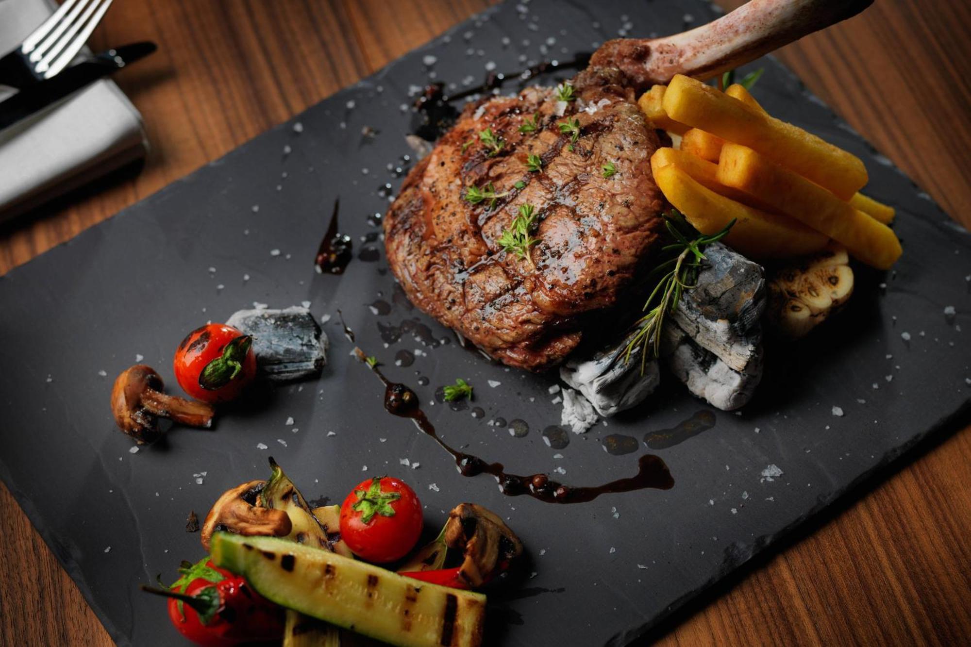 Baku Marriott Hotel Boulevard Eksteriør billede A steak prepared with a steak knife